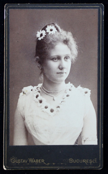 TANARA CU MARGARETE IN PAR , FOTOGRAFIE DE GUSTAV WABER , BUCURESTI , TIP C.D.V. , LIPITA PE CARTON , CCA. 1900