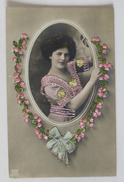 TANARA CU MARGARETE PE ROCHIE  , CARTE  POSTALA CU CUSATURI DIN FIR DE MATASE , INCEPUTUL SEC. XX