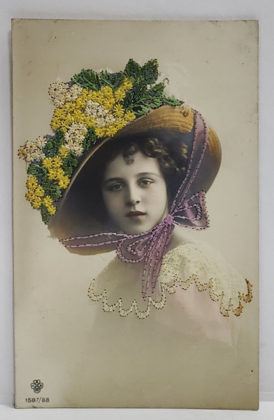 TANARA CU PALARIE CU PANGLICA VIOLETA    , CARTE POSTALA CU CUSATURI DIN FIR DE MATASE , INCEPUTUL SEC. XX