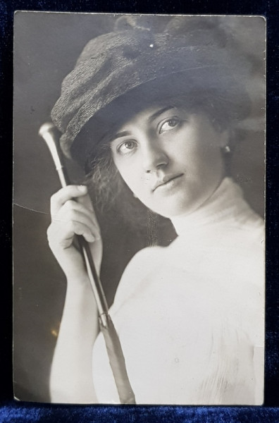 TANARA CU PALARIE POZAND IN STUDIO , ATELIER JULIETTA , FOTOGRAFIE TIP CARTE POSTALA , MONOCROMA, NECIRCULATA ,   DATATA 1911 , USOR INDOITA IN PARTEA STANGA *