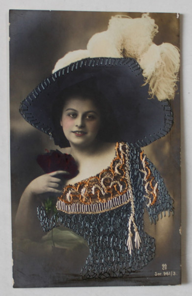 TANARA CU PALARIE SI TRANDAFIR RUBINIU , CARTE  POSTALA CU CUSATURI DIN FIR DE MATASE , INCEPUTUL SEC. XX