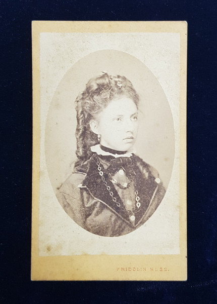 TANARA CU PARUL BUCLAT , POZAND IN STUDIO , FOTOGRAFIE TIP C.D.V. , MONOCROMA , LIPITA PE CARTON , SFARSITUL SEC. XIX