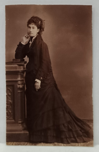 TANARA CU ROCHIE CU TRENA , FOTOGRAFIE C.D.V. , MARGINI TAIATE , SFARSITUL SEC. XIX