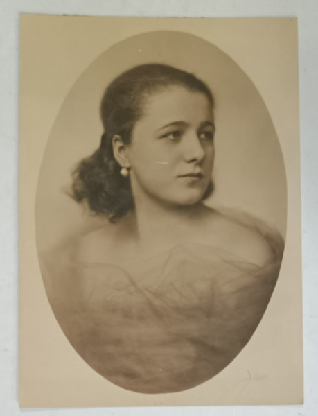 TANARA CU ROCHIE DE VOAL , PORTRET IN MEDALION , FOTOGRAFIE , PERIOADA INTERBELICA