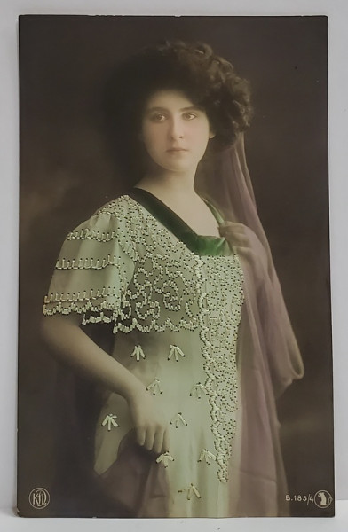 TANARA CU ROCHIE VERDE  , CARTE POSTALA CU CUSATURI DIN FIR DE MATASE , INCEPUTUL SEC. XX