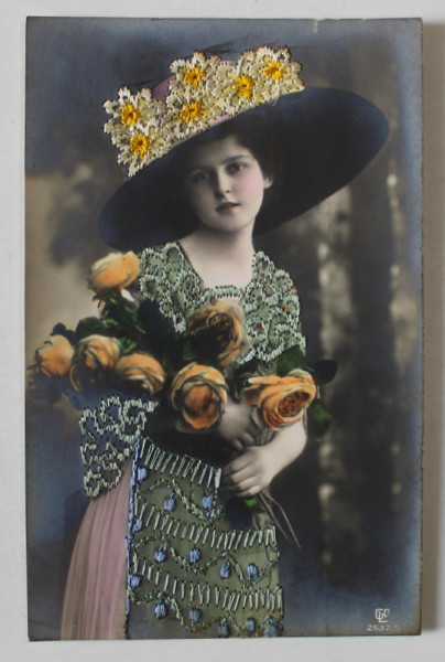 TANARA CU ROCHIE VERDE SI TRANDAFIRI ORANJ  , CARTE  POSTALA CU CUSATURI DIN FIR DE MATASE , INCEPUTUL SEC. XX