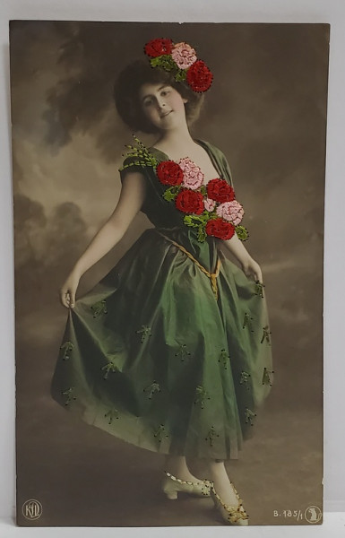TANARA CU ROCHIE VERDE SI TRANDAFIRI ROZ SI ROSII  , CARTE POSTALA CU CUSATURI DIN FIR DE MATASE , INCEPUTUL SEC. XX