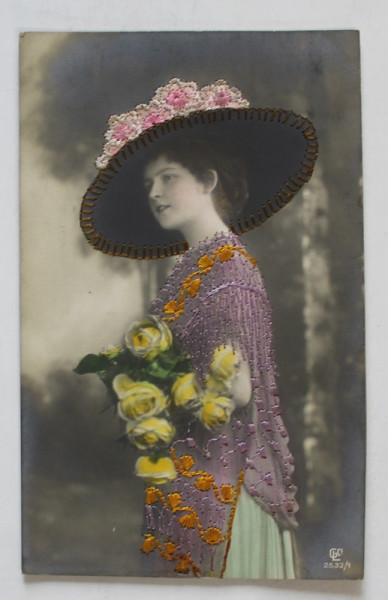 TANARA CU SAL VIOLET ,  CARTE  POSTALA CU CUSATURI DIN FIR DE MATASE , INCEPUTUL SEC. XX