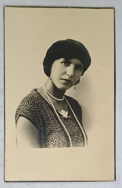 TANARA CU SIRAG DE MARGELE , FOTOGRAFIE TIP CARTE POSTALA , ANII  '20