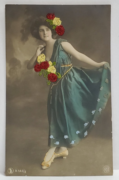TANARA CU TRANDAFIRI ROSII SI GALBENI   , CARTE POSTALA CU CUSATURI DIN FIR DE MATASE , INCEPUTUL SEC. XX