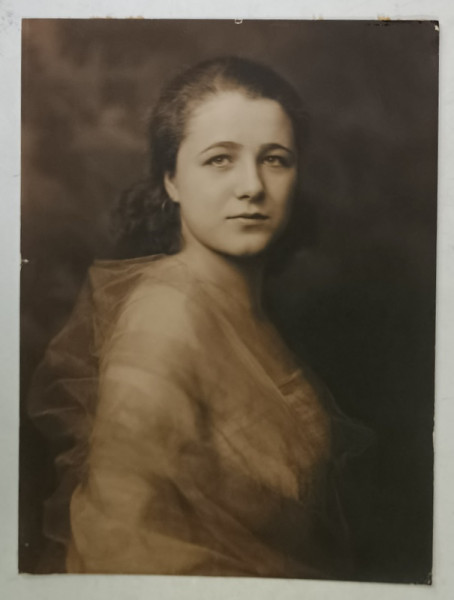 TANARA CU VOAL , FOTOGRAFIE IN STUDIO , PERIOADA INTERBELICA