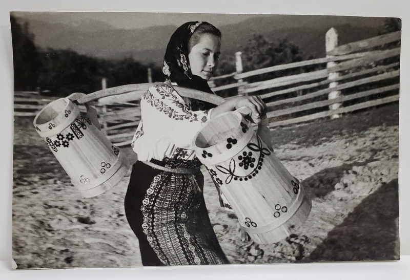 TANARA DIN NEREJU , ZONA FOCSANI , PURTAND COBILITA CU COFE , FOTOGRAFIE , 1960