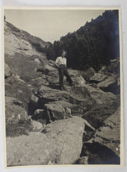 TANARA EXCURSIONISTA LA MUNTE , FOTOGRAFIE , INTERBELICA