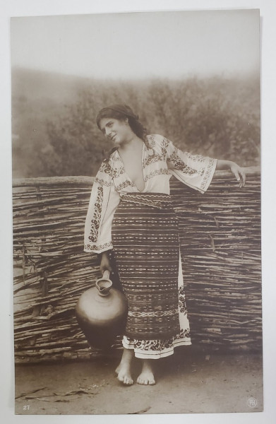 TANARA IN COSTUL POPULAR , CU ULCIORUL , POZAND IN STUDIO , COLECTIA A. BELLU , FOTOGRAFIE TIP CARTE POSTALA , INTERBELICA