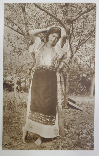 TANARA IN COSTUL POPULAR , POZAND IN LIVADA , COLECTIA A. BELLU , FOTOGRAFIE TIP CARTE POSTALA , INTERBELICA