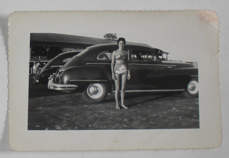 TANARA IN COSTUM DE BAIE LANGA UN AUTOMOBIL DE EPOCA , SAVANNAH BEACH , SUA , FOTOGRAFIE , DATATA 20.08 . 1949