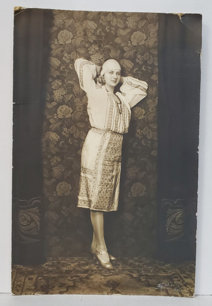 Tanara in costum - Foto Emil Fischer, Semnata olograf, 1928