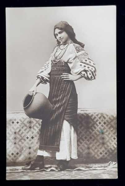 TANARA IN COSTUM NATIONAL , POZAND IN STUDIO , CARTE POSTALA ILUSTRATA , MONOCROMA , CIRCULATA , DATATA 1913