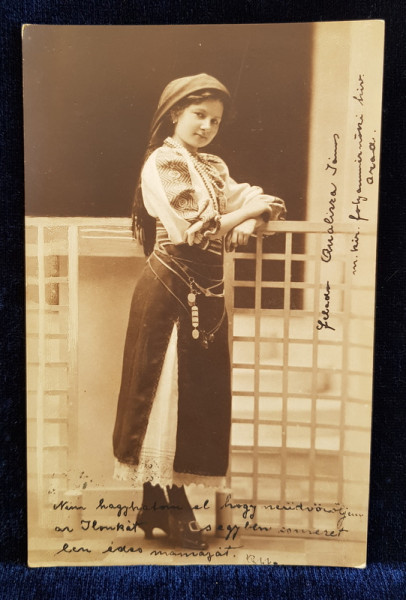 TANARA IN COSTUM POPULAR ARDELENESC , CU BASMA SI MARGELE , POZAND IN STUDIO , CARTE POSTALA ILUSTRATA , MONOCROMA , CIRCULATA , DATATA 1910