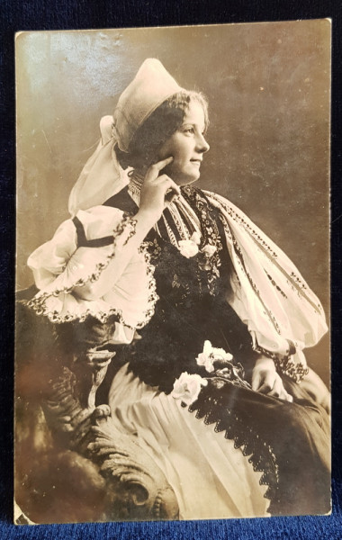 TANARA IN COSTUM POPULAR ARDELENESC , CU NAFRAMA SI BUCHET DE FLORI , POZAND IN STUDIO , CARTE POSTALA ILUSTRATA , MONOCROMA , NECIRCULATA , PERIOADA INTERBELICA