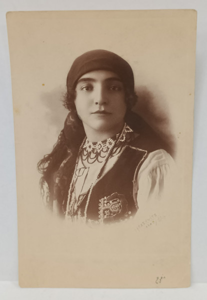 TANARA IN COSTUM POPULAR DIN ZONA ARADULUI , FOTOGRAFIE de HOZDOVITS , FORMAT CARTE POSTALA , 1926