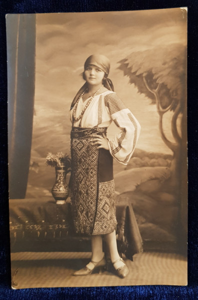 TANARA IN COSTUM POPULAR MUNTENESC POZAND IN STUDIO , FOTOGRAFIE TIP CARTE POSTALA ,MONOCROMA ,  NECIRCULATA , DATATA 1926