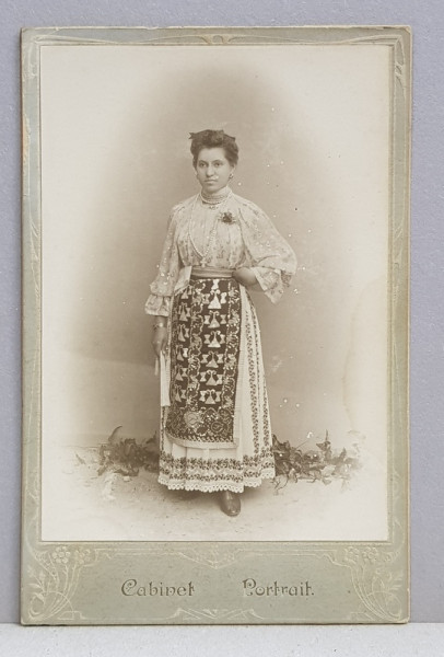 TANARA IN COSTUM POPULAR , POZAND IN STUDIO , FOTOGRAFIE TIP CABINET , CCA . 1900