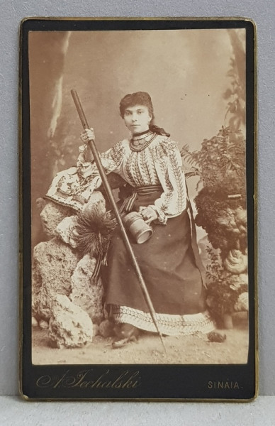 TANARA IN COSTUM POPULAR POZAND IN STUDIO , FOTOGRAFIE TIP C.D.V. , FOTOGRAF A. JECHALSKI , SINAIA , CCA. 1900