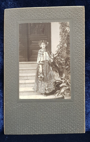 TANARA IN COSTUM POPULAR , POZAND PE TREPTELE UNEI CASE , IN STRADA CAMPINEANU , 1908 - 1909 , FOTOGRAFIE TIP CABINET