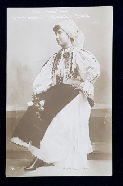 TANARA IN COSTUM POPULAR ROMANESC , CU BUCHET DE FLORI , POZAND IN STUDIO , CARTE POSTALA ILUSTRATA , MONOCROMA , CIRCULATA , DATATA 1919