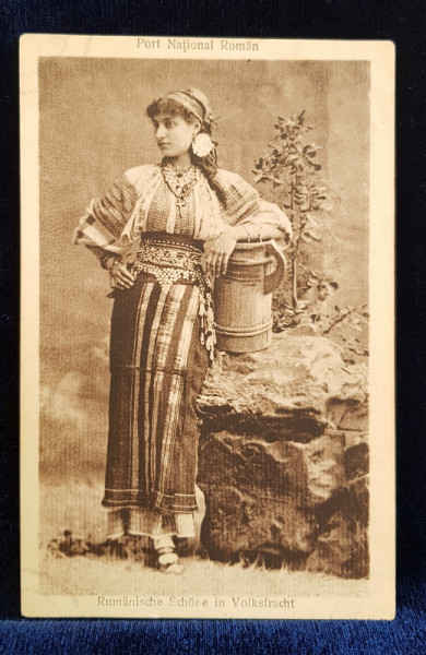 TANARA IN COSTUM POPULAR ROMANESC , CU COFITA , POZAND IN STUDIO , CARTE POSTALA ILUSTRATA , MONOCROMA , NECIRCULATA , PERIOADA INTERBELICA