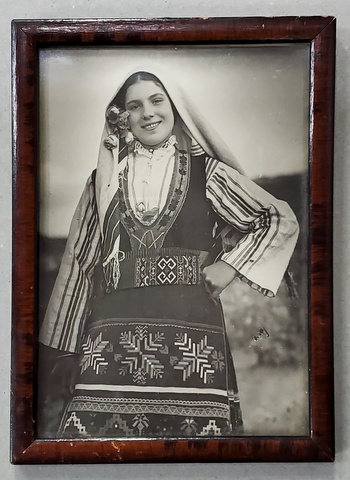 TANARA IN PORT POPULAR BULGAR , DIN VALEA TRANDAFIRILOR , FOTOGRAFIE , 1936