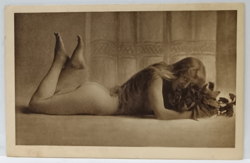 TANARA NUD , CU  BUCHET DE FLORI , CARTE POSTALA CU SUBIECT EROTIC , ANII ' 20