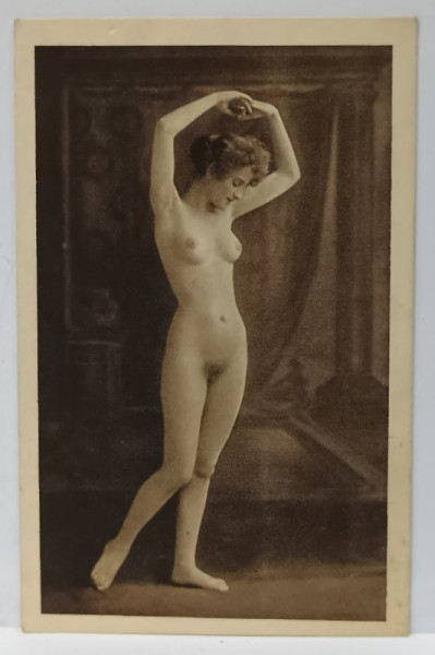 TANARA NUD , IN PICIOARE , CU BRATELE RIDICATE  , CARTE POSTALA CU SUBIECT EROTIC , ANII ' 20