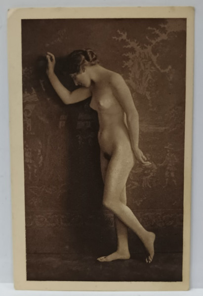 TANARA NUD , IN PICIOARE , LANGA PERETE  , CARTE POSTALA CU SUBIECT EROTIC , ANII ' 20