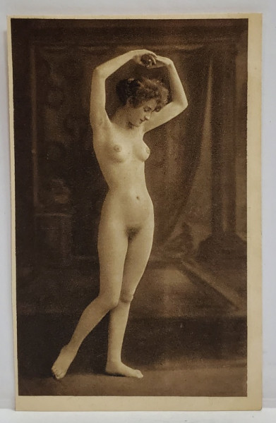 TANARA NUD , IN STUDIO , CU BRATELE RIDICATE , CARTE POSTALA , INTERBELICA