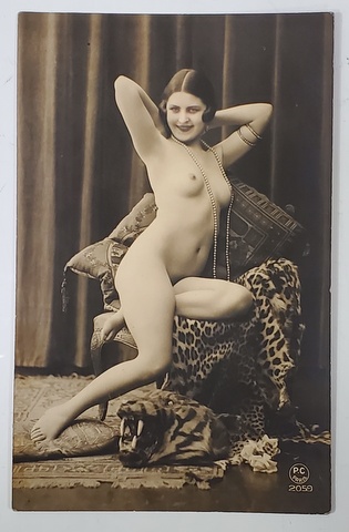 TANARA NUD , PE FOTOLIU , FOTOGRAFIE EROTICA , TIP CARTE POSTALA , INTERBELICA
