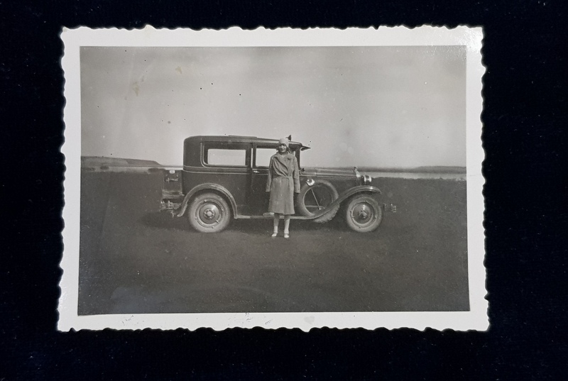 TANARA POZAND IN FATA UNUI AUTOMOBIL DE EPOCA  , LANGA LACUL NAZARLAC , ORSOVA , FOTOGRAFIE MONOCROMA, FORMAT MIC , DATATA APRILIE 1940