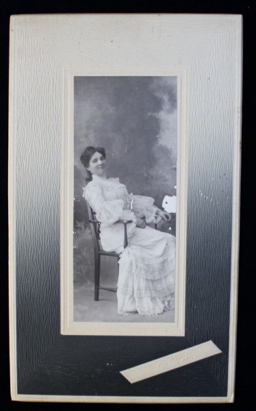 TANARA POZAND IN FOTOLIU , FOTOGRAFIE TIP CABINET , PE HARTIE LUCIOASA , LIPITA PE CARTON , CCA. 1900