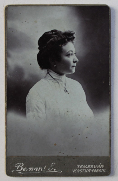 TANARA POZAND IN STUDIO , FOTOGRAFIE TIP C.D.V. , MONOCROMA , PE HARTIE LUCIOASA , LIPITA PE CARTON , CCA. 1900