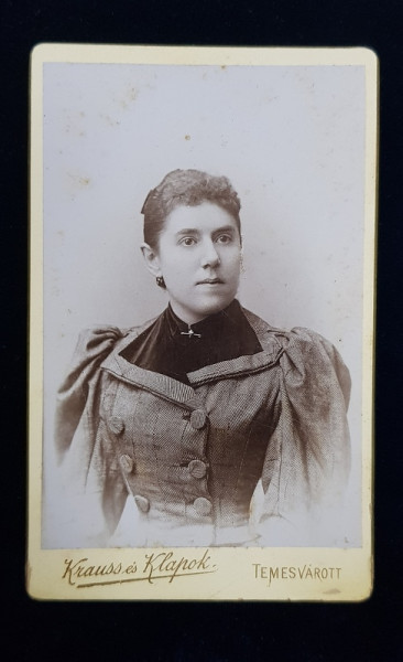 TANARA POZAND IN STUDIO  - FOTOGRAFIE TIP C.D.V. , MONOCROMA , PE HARTIE LUCIOASA , LIPITA PE CARTON , CCA. 1900