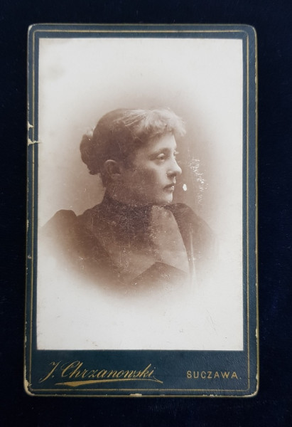 TANARA POZAND IN STUDIO , FOTOGRAFIE  TIP C.D.V. , MONOCROMA , PE HARTIE LUCIOASA , LIPITA PE CARTON , CCA. 1900