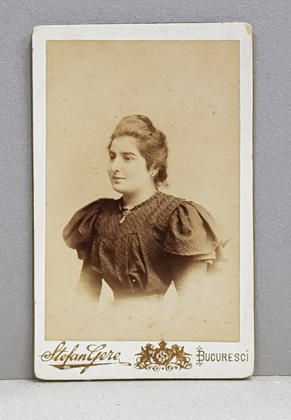 TANARA POZAND IN STUDIO , FOTOGRAFIE TIP C.D.V. , STUDIO STEFAN GERE , BUCURESTI , MONOCROMA, CCA. 1900