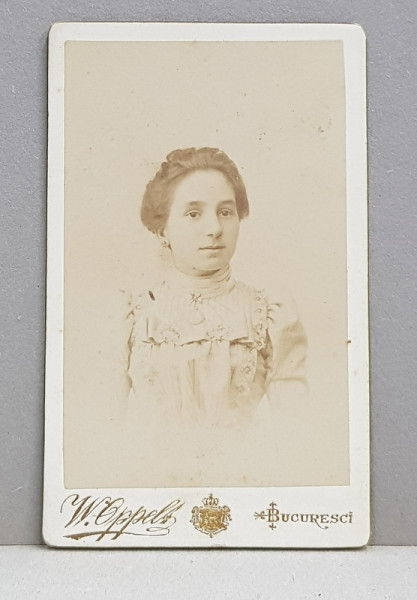 TANARA POZAND IN STUDIO , FOTOGRAFIE TIP C.D.V. , STUDIO W. OPPELT , BUCURESTI , PE SUPORT DE CARTON , CCA. 1900