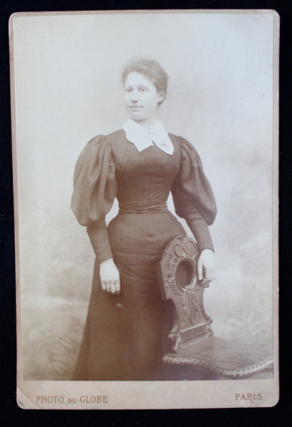 TANARA POZAND IN STUDIO , LANGA UN SCAUN ORNAMENTAT , PHOTO DU GLOBE , PARIS , FOTOGRAFIE PE HARTIE LUCIOASA , LIPITA PE CARTON , CCA .1900