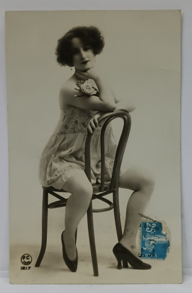 TANARA POZAND PE SCAUN , IN STUDIO , FOTOGRAFIE FORMAT CARTE POSTALA , 1924
