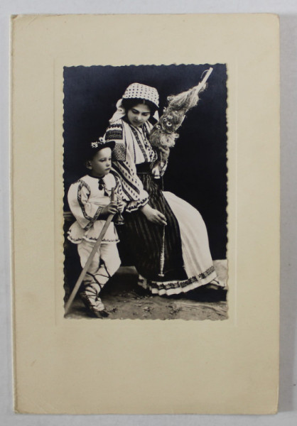 TANARA SI BAIETEL IN COSTUME POPULARE , FOTOGRAFIE , INTERBELICA