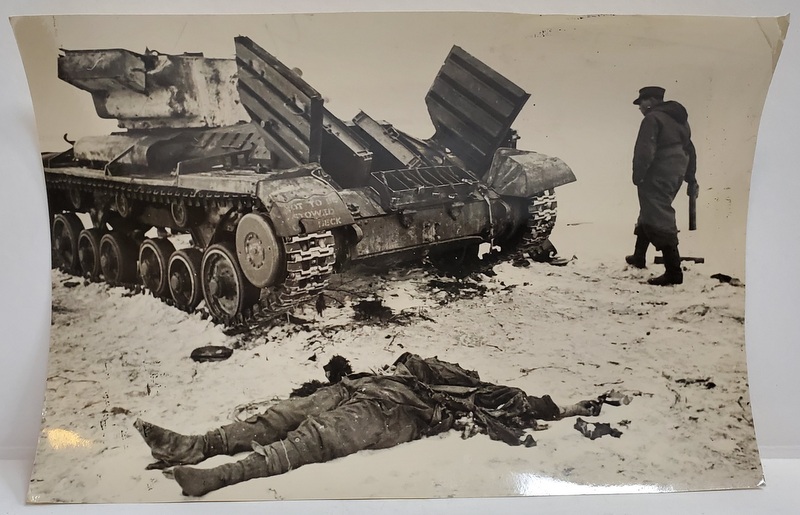 TANC INAMIC DISTRUS DE ANTIAERIANA GERMANA , FOTOGRAFIE DE PRESA , AL DOILEA RAZBOI MONDIAL
