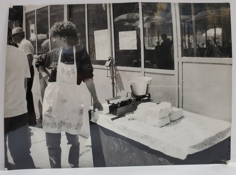 TARABA UNEI VANZATOARE DE BRANZA , PIATA VETERANILOR , FOTOGRAFIE , INCEPUTUL ANILOR ' 90