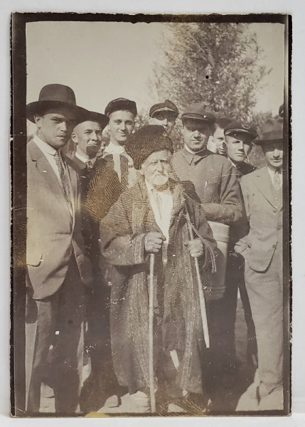 TARAN BATRAN SI UN GRUP DE ELEVI, FOTOGRAFIE DE MICI DIMENSIUNI , INTERBELICA